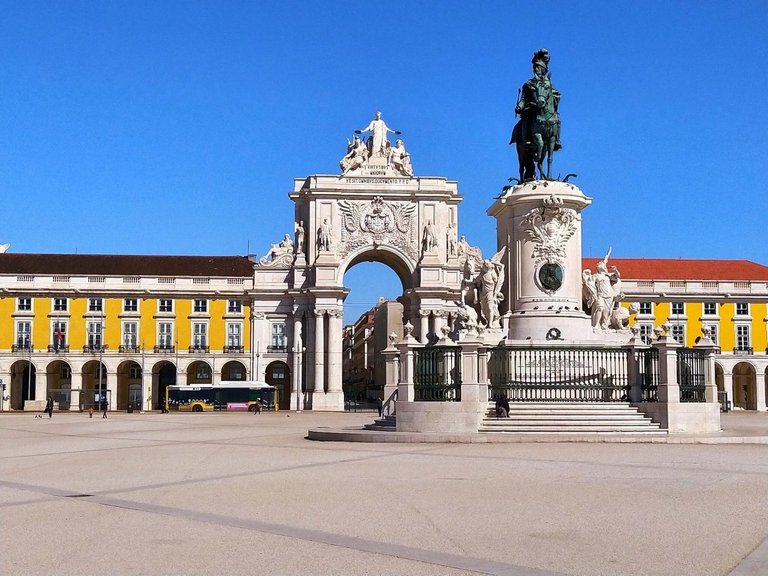 My favorite picture of the square and the monument!