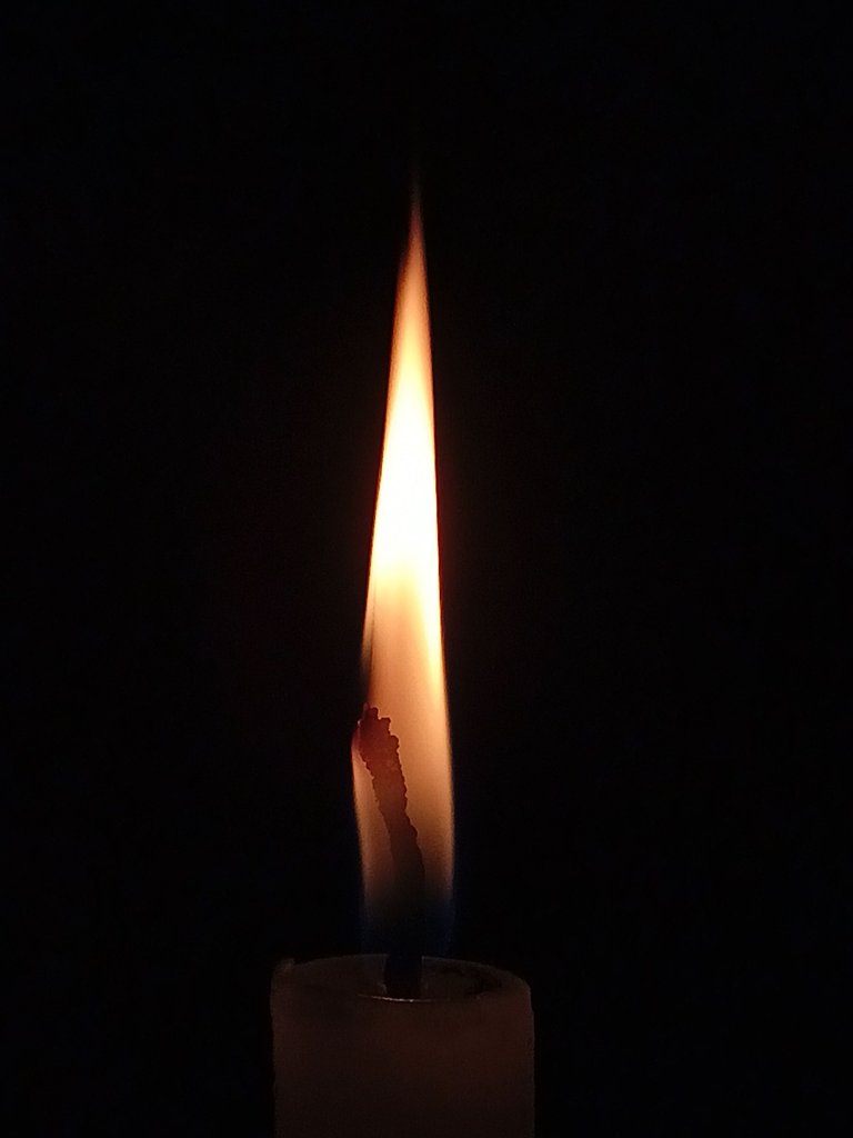 vecteezy_un-vela-con-un-fuego-es-iluminado-arriba-en-el-oscuro_23383359.jpg