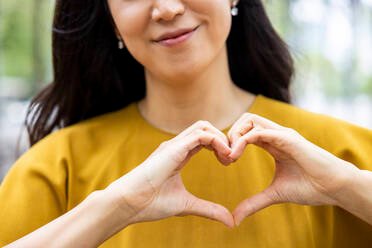 manos-de-mujer-haciendo-forma-de-corazon-WPEF06491.jpg