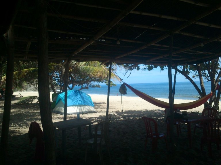 Tent and hammock on the shore of the beach - Carpa y hamaca a la orilla de la playa