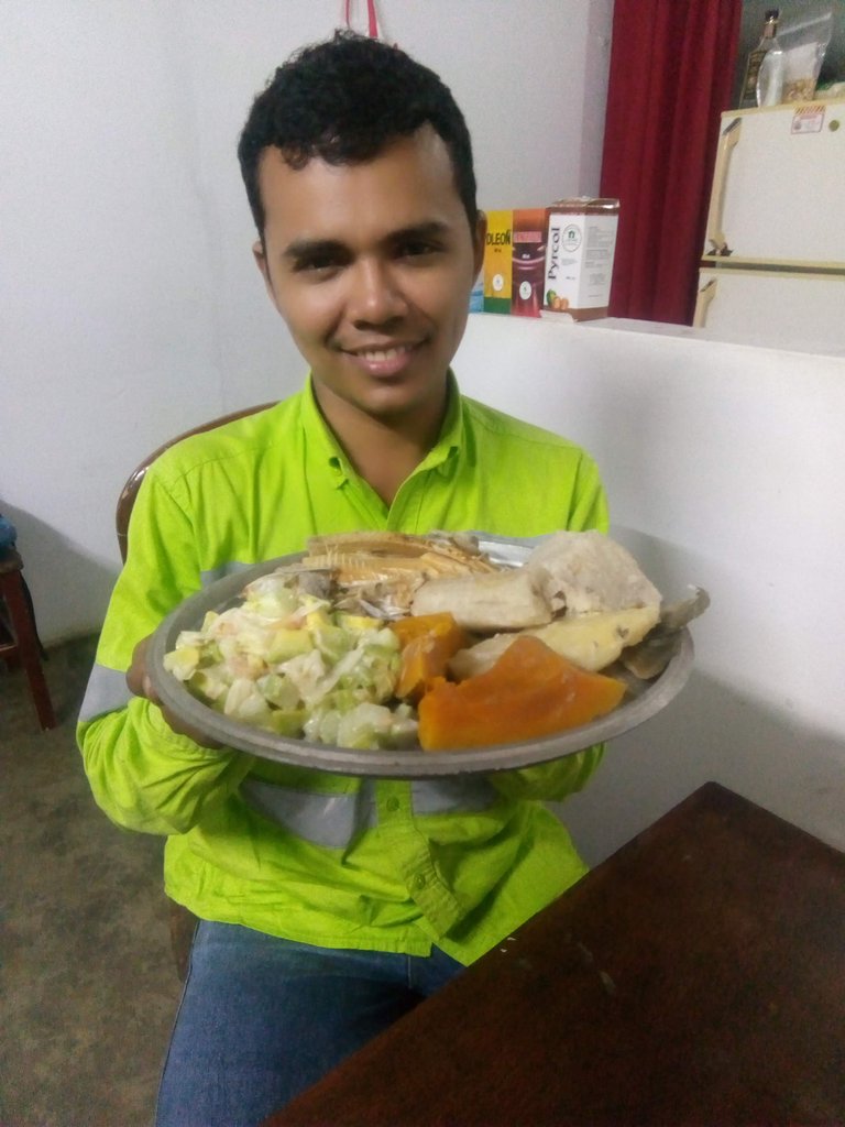 Este fue un momento especial donde mi esposa, que es de una región geográfica diferente a la mía y con gustos culinarios diferentes, prepara un plato típico de mi tierra en uno de nuestros aniversarios. No salí tan bien en la foto porque llegaba de un antiguo trabajo que tuve, en esa ocasión estaba en el turno de noche (Tenía sueño 😁)