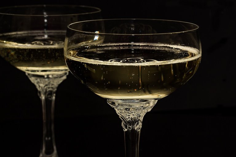 champagne-glasses-1940262_1280.jpg