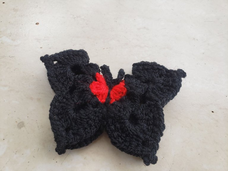 Let's make a cute butterfly. 