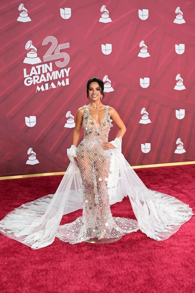 AlfombralatinGrammyBeckyG-76f9bf1a11d647ce833d19a6c323439c.webp