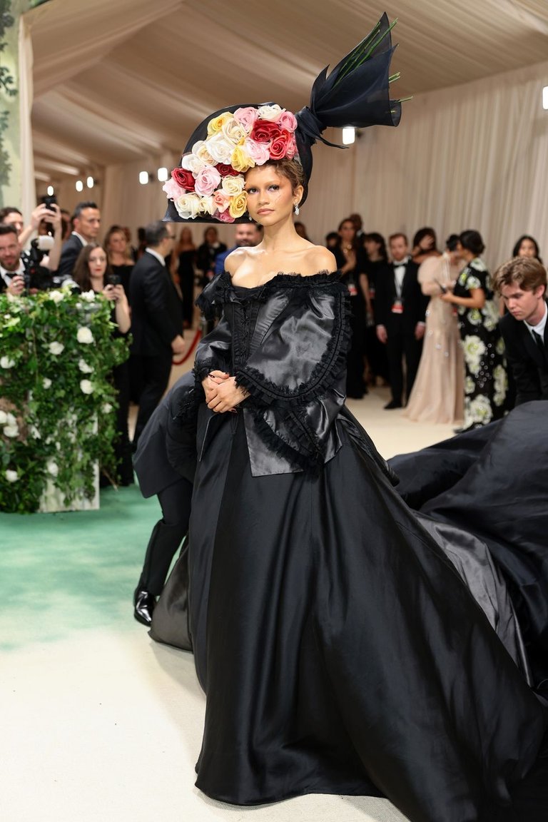 zendaya-attends-the-2024-met-gala-celebrating-sleeping-news-photo-1715043793.jpg