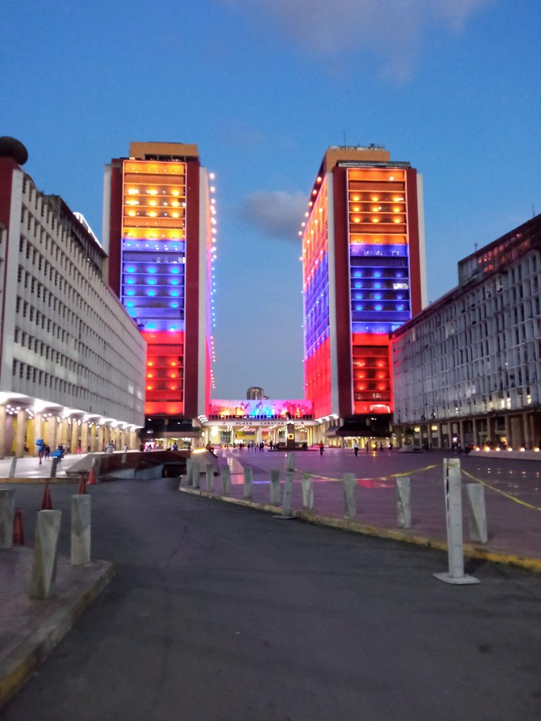 A las 6pm, el CSB se iluminan con colores de la bandera. Foto GY.jpg