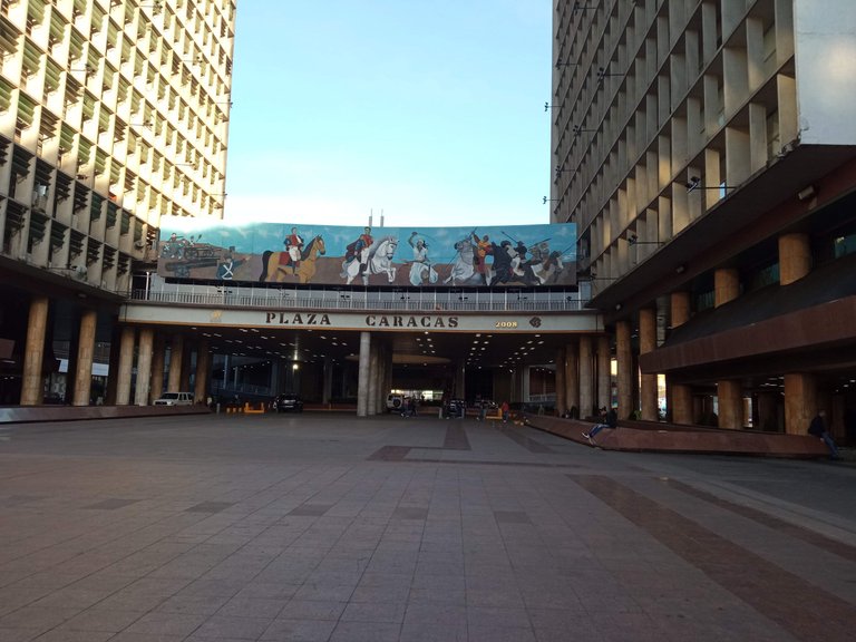 Plaza Caracas entre las dos  Torres del Centro Simón Bolívar. Foto GY.jpg