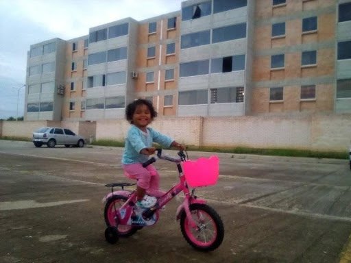 bebe zhines bicicleta.jpg