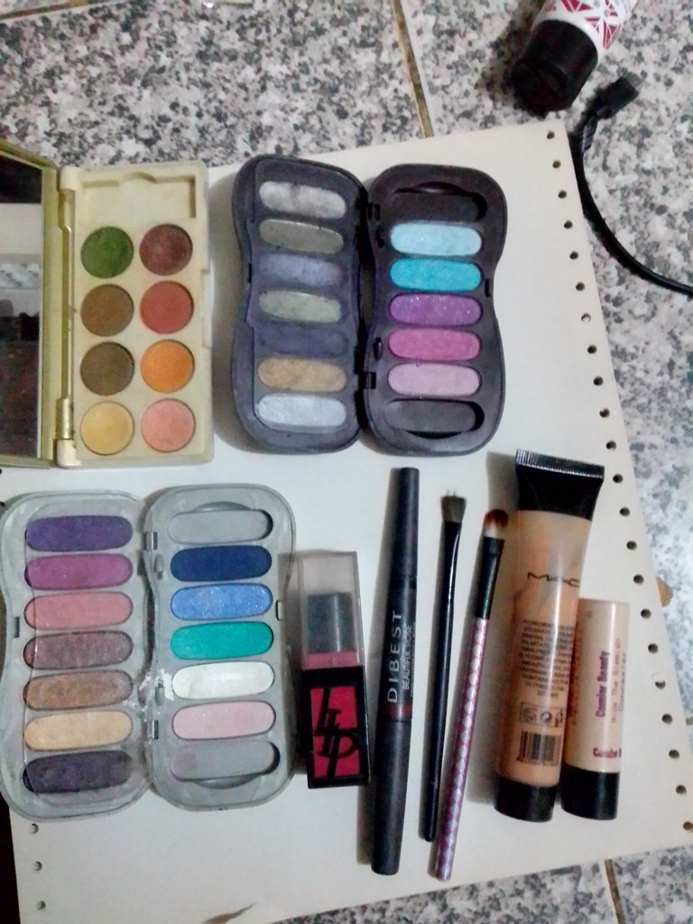 Esta es mi paleta de utensilios y colores. Sombras cyzone y Lbel, Base Mac