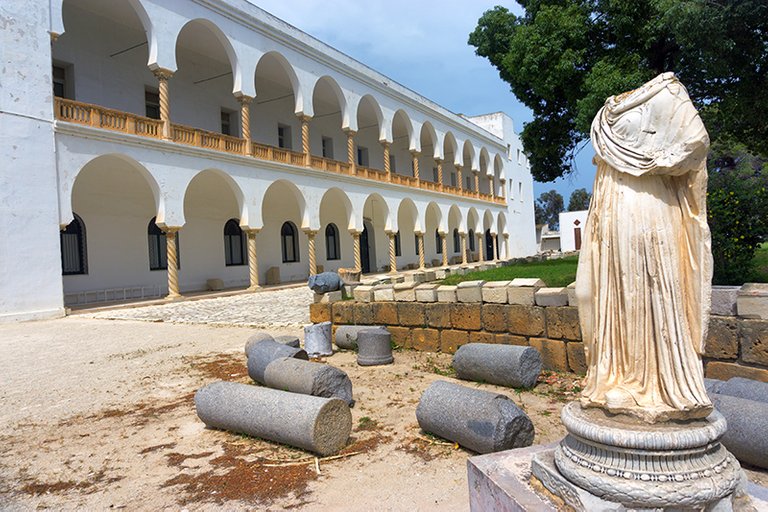 tunis_carthage_n_building_and_woman_statue.jpg