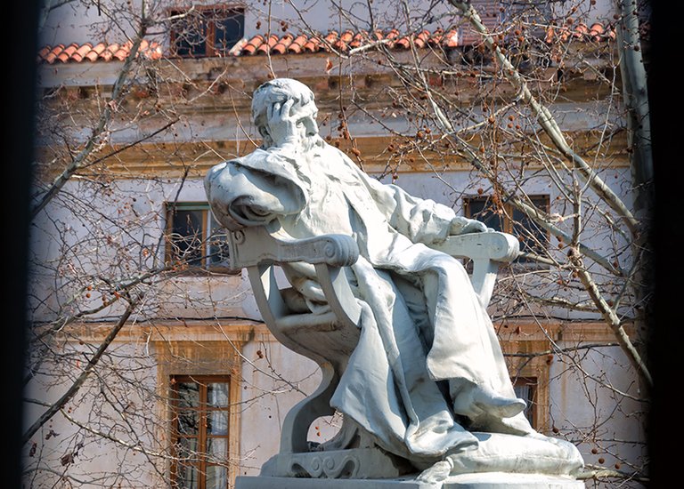 spain_.figueras_n_statue_man_thinkingpsd.jpg