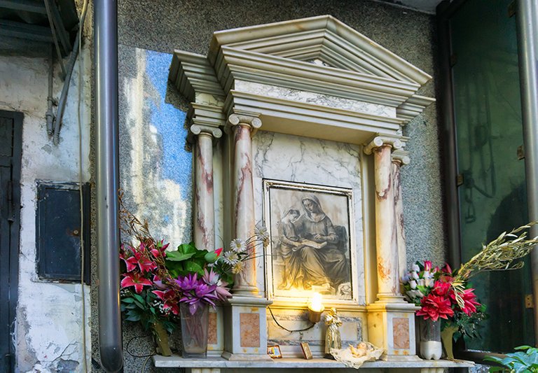 italy_naples_n_altar_street.jpg