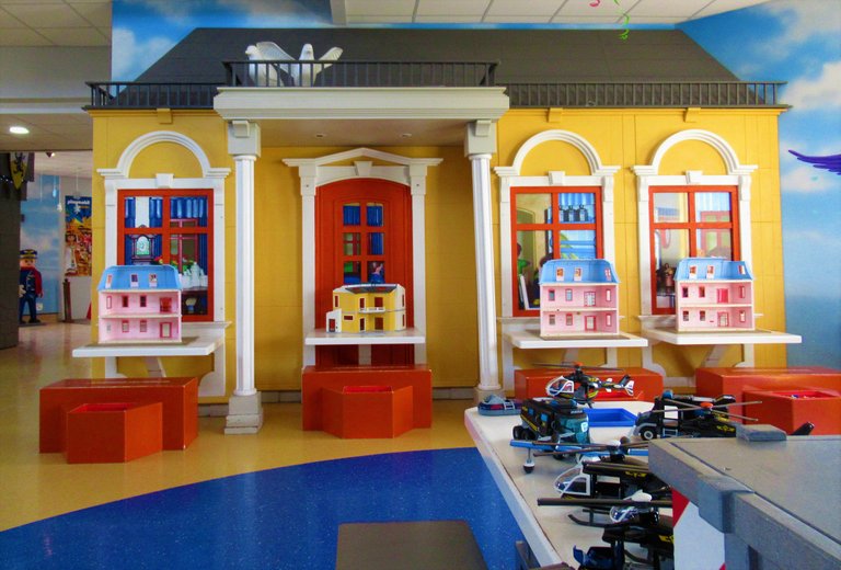 Playmobil Funpark Dollhouse playarea.JPG