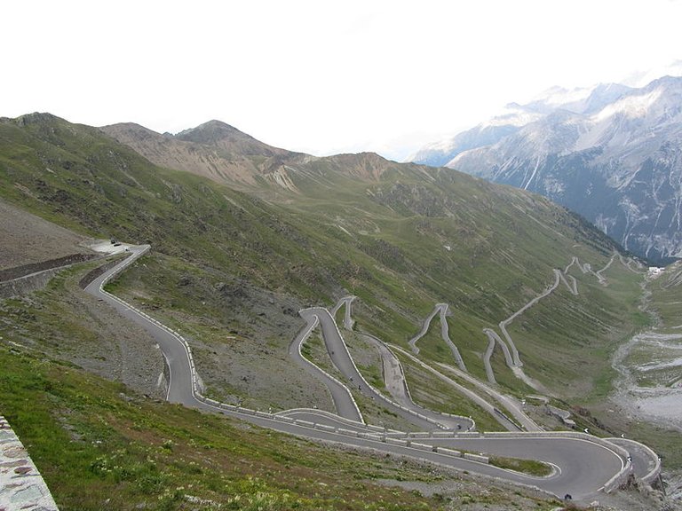 800pxThe_Stelvio_pass.jpg