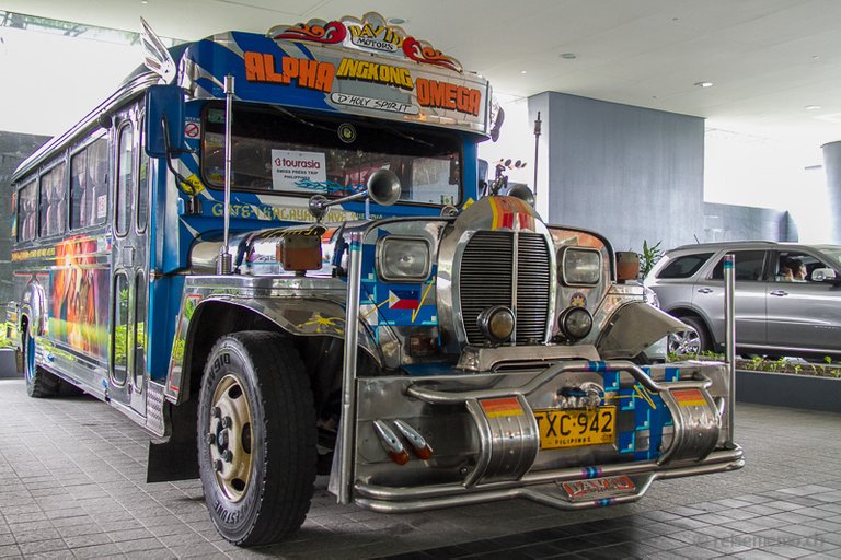 Jeepney_vor_dem_Fairmont_Hotel_Manila__panoramio.jpg