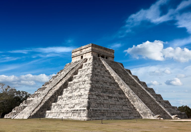 mayanpyramidinchichenitzamexicoMPGW9ZV.jpg