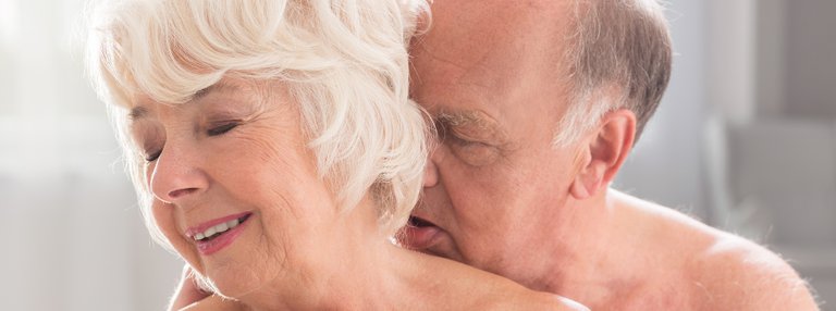 elderlynakedwomankissingwithpassionP7Y7X3C.jpg