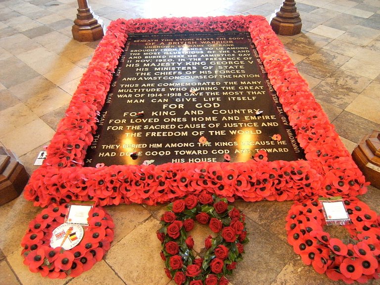 1024pxTomb_of_the_Unknown_Warrior__Westminster_Abbey__London,_England__9_Nov._2010.jpg