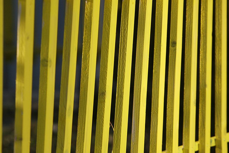 Yellow_Wooden_Fence_Closeup_01_s.jpg