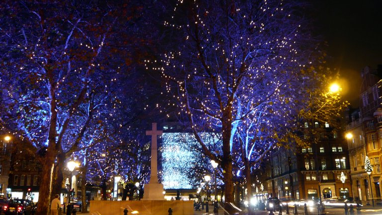 Christmas_lights_in_Sloane_Square.jpg