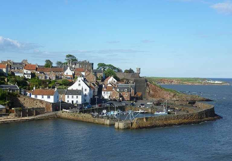 800pxCrail,_Fife,_Scotland.jpg