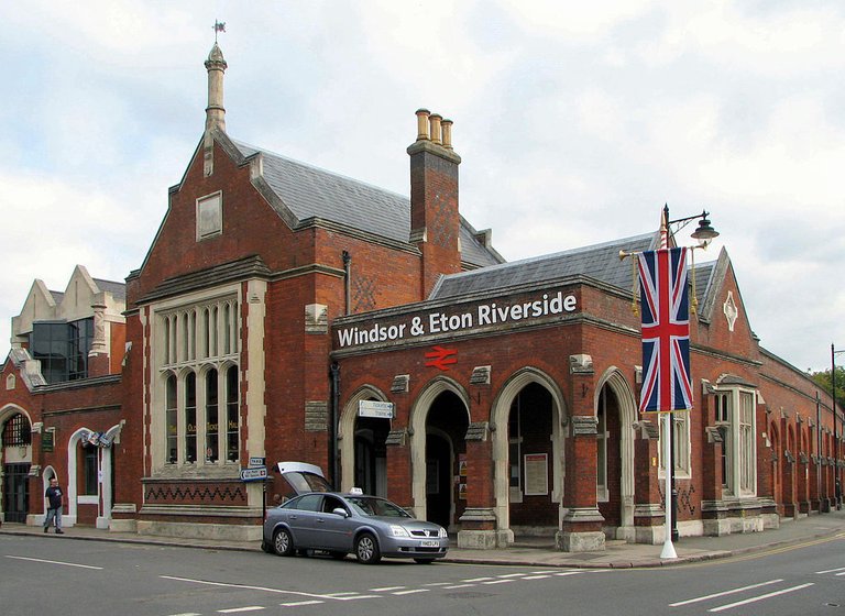 1024pxWinsor__Eton_Riverside_station.jpg