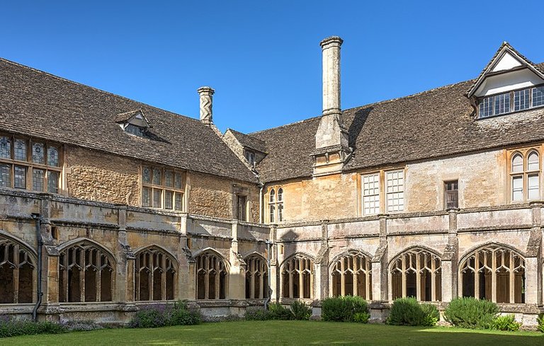 800pxLacock_Abbey_Courtyard,_Wiltshire,_UK__Diliff.jpg