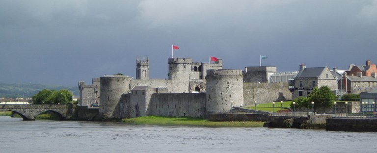 1920pxKing_John's_Castle_in_Limerick.jpg