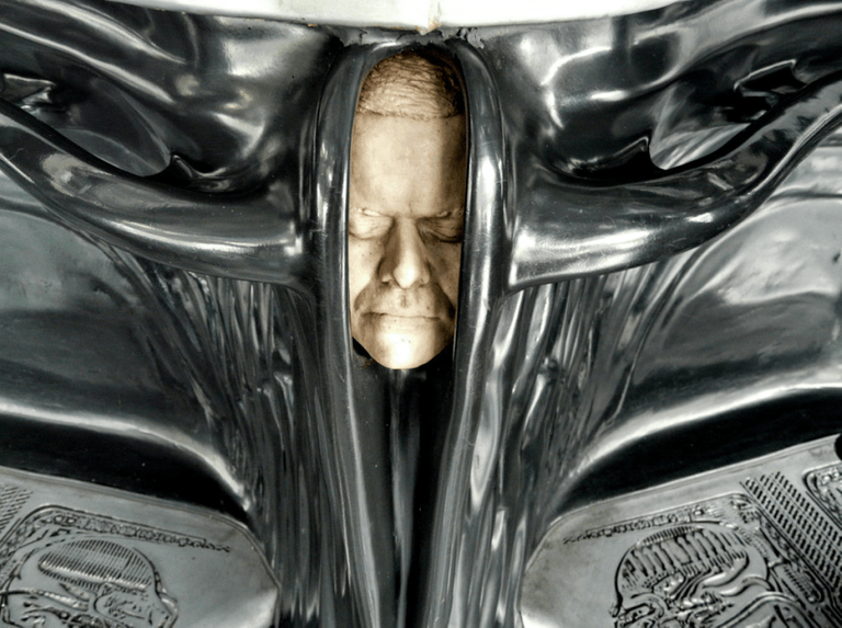 hr_giger_bar_15.png