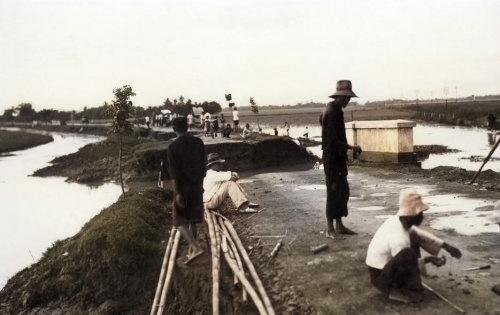 Banjir memutus jalan di Jawa, 1930. Spaarnestaad. Colorized..jpg