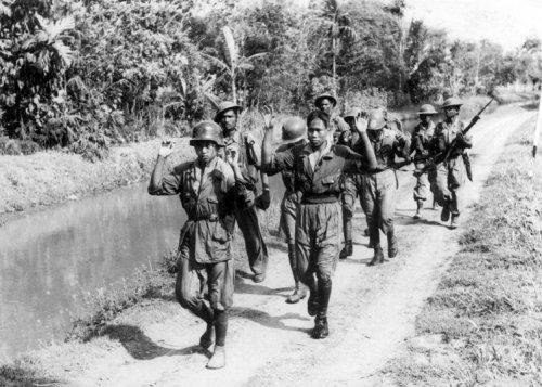 Pejuang Indonesia ditangkap oleh tentara KNIL, 1946. Jan Stevens-Spaarnestad..jpg
