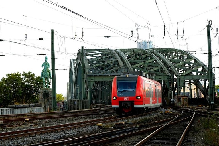 railway-bridge-1772332_1920.jpg