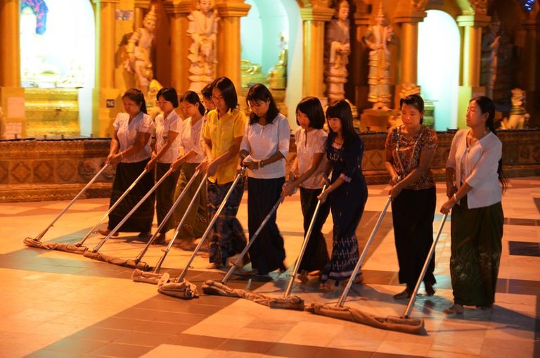 clean-musician-wipe-pagoda-cleaning-staff-shwedagon-mirabello-801571-pxhere.com.jpg