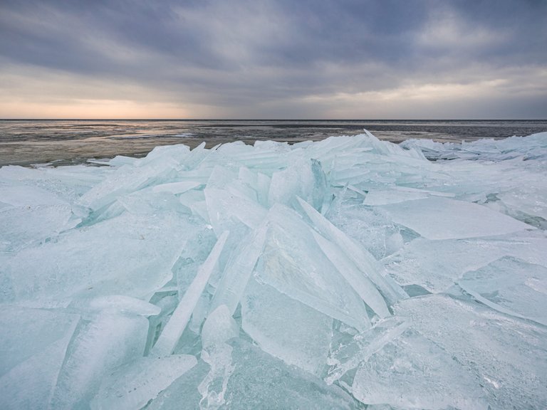 The sky is nice, the ice is beautiful and yet I miss excitement. Time to move to another location!