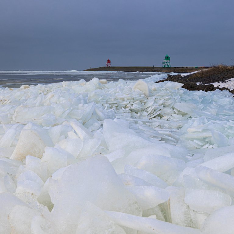Huge amounts of ice being pushed ashore by the wind: A special sight!