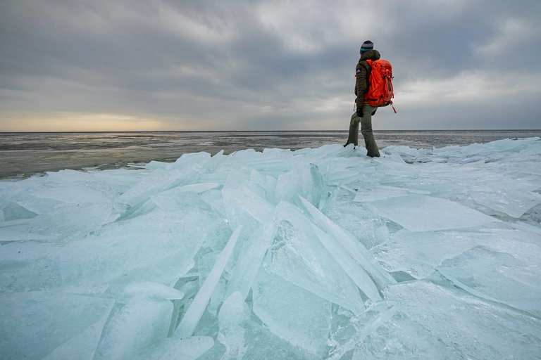 Beschermende kleding en kruiend ijs door landschapsfotograaf Harmen Piekema