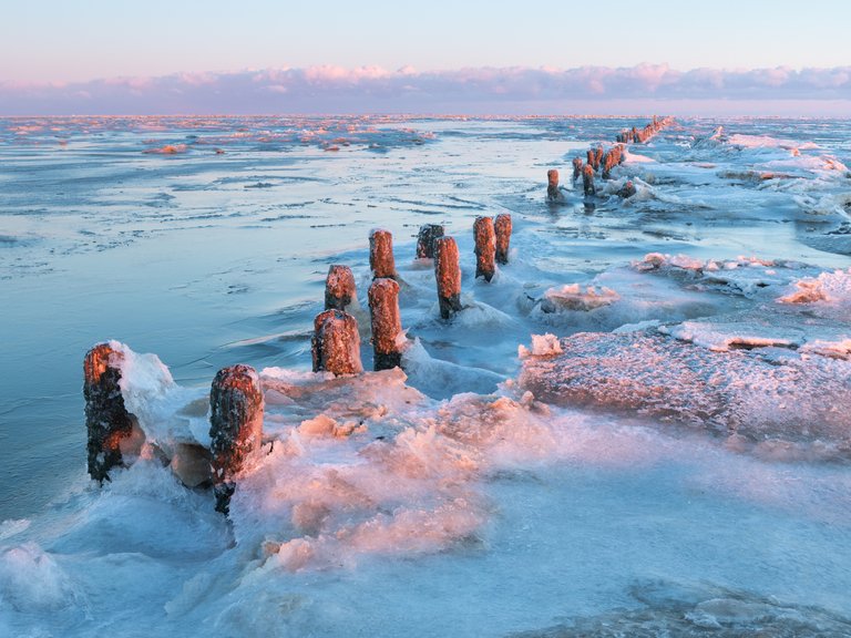 Bevroren waddenzee met rijsdammen en ijsschotsen door landschapsfotograaf Harmen Piekema
