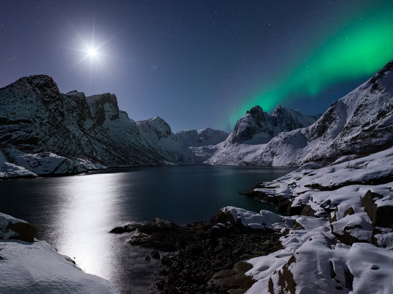 When the moon casts it silvery light on the snow, and the aurora comes out to play, you get something magical! Taken with the Hasselblad X1DII 21 mm | f/4.0 | 23 sec | ISO 1600