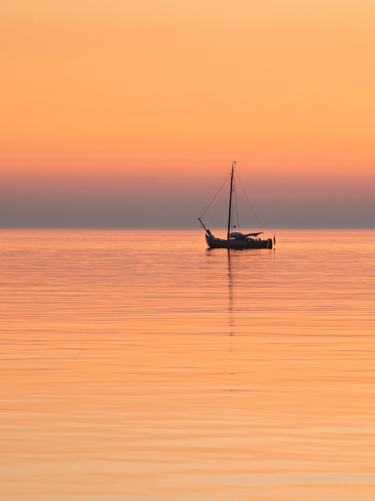 We let our ship run dry, next to our neighbors. The next morning, this ship was lying flat on the sea floor!