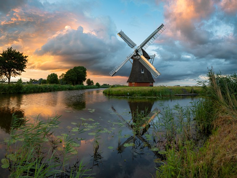 Typical Dutch, I know... I could see the clouds packing from my frontyard, and I instantly knew where to go to.