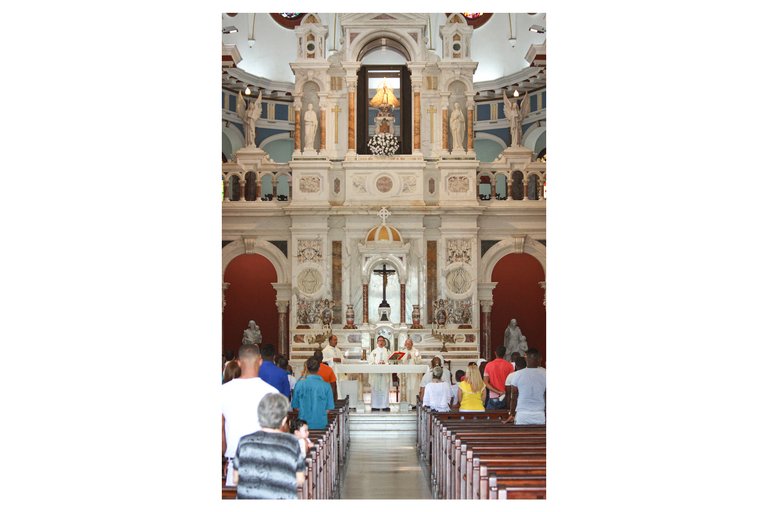 Altar principal cornado con la imagne de la Caridad del Cobre.