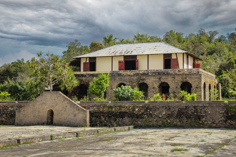 Secadero y Casa Principal en el cafetal La Isabelica en las Montañas de Santiago de Cuba.
