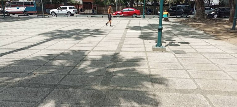 Participation in the Shadowhunters SMASh Contest-Round 428. Shadows in the Plaza. EN/ESP.