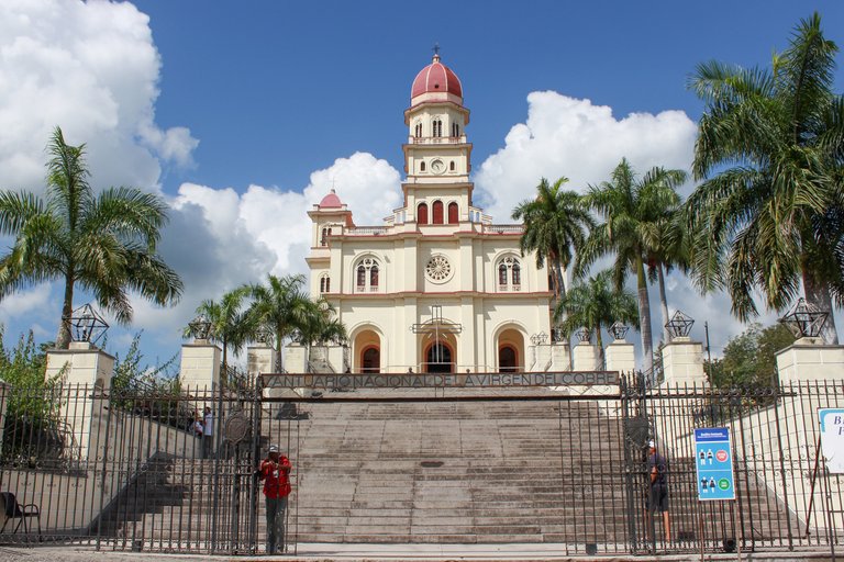 Escalinata de entrada al Santuario Nacional de la Virgen del Cobre