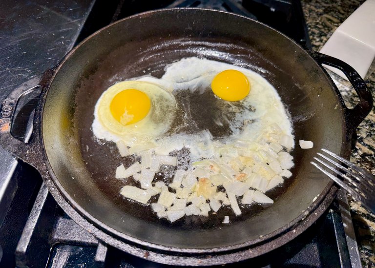 Eggs in pan