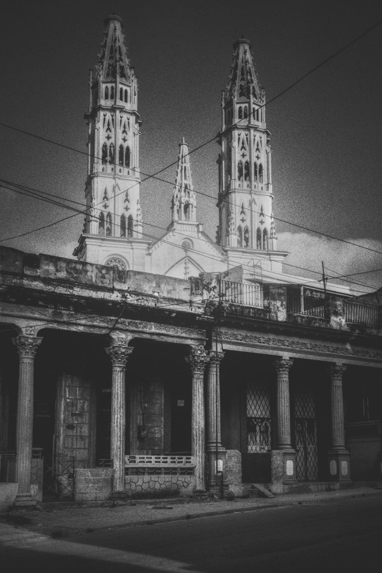 Parroquia de los Pasionistas desde la Calzada de 10 de Octubre.