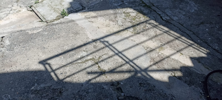 Metal silhouettes under a bright sun. Entry for the Shadow Contest/SMASH #448 (ESP/ENG)