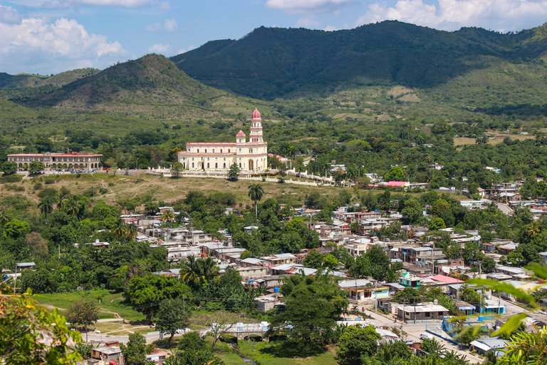 Vista desde la cima de las colinas en el poblado de El Cobre.
