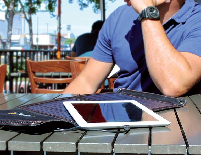 StrongVolt-Portable-Solar-Charger-with-SunTrack-Technology-01.jpg