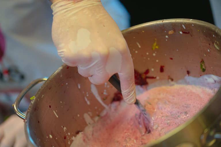 © Ruben Cress - Cold beetroot soup being prepared